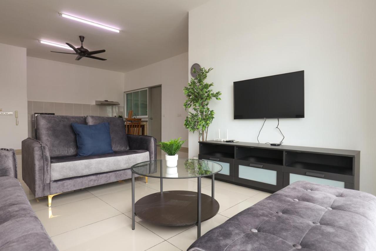 Cozy 3-Bedroom Condo With Pool - Seri Kembangan Exterior foto