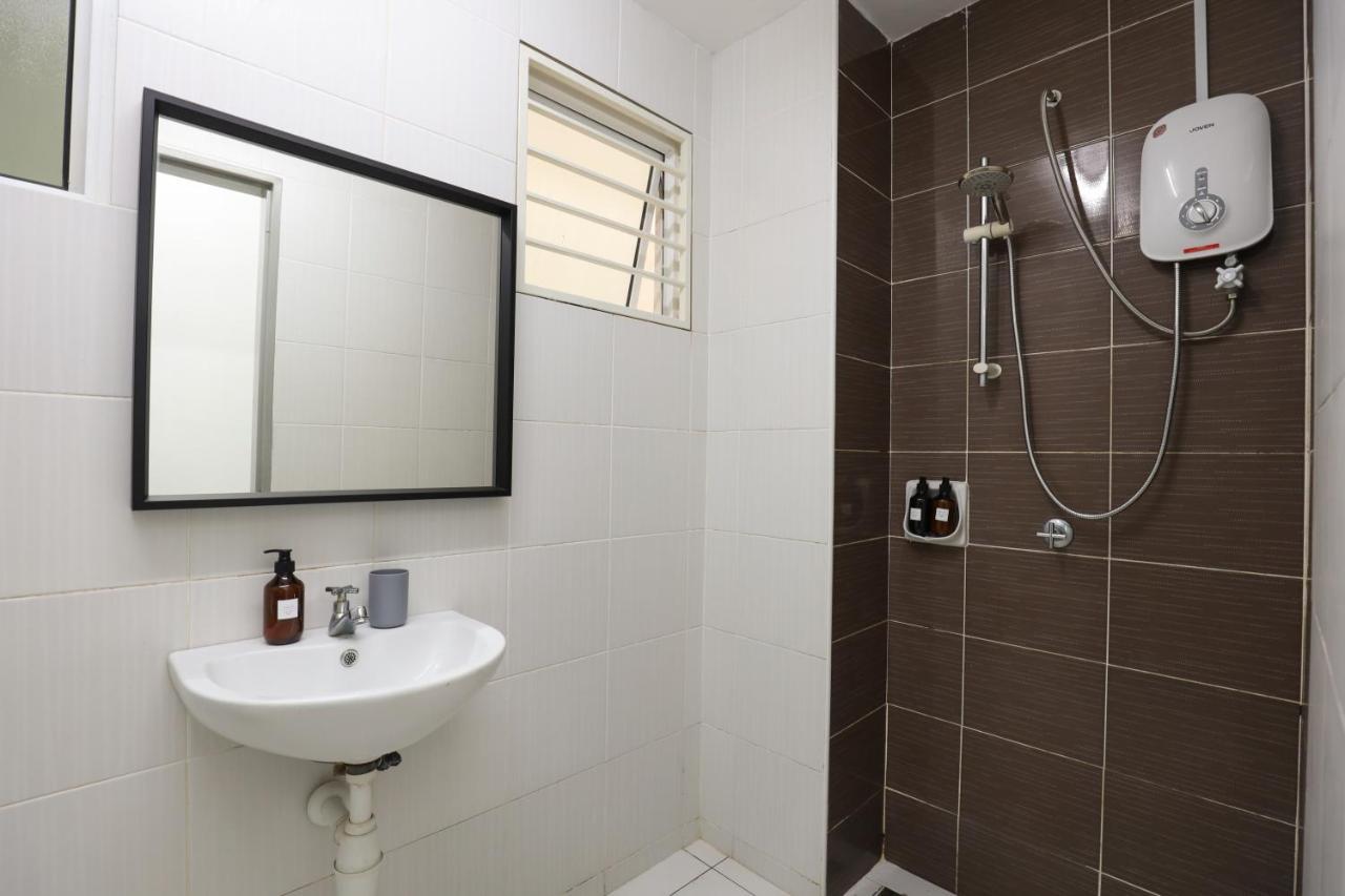 Cozy 3-Bedroom Condo With Pool - Seri Kembangan Exterior foto